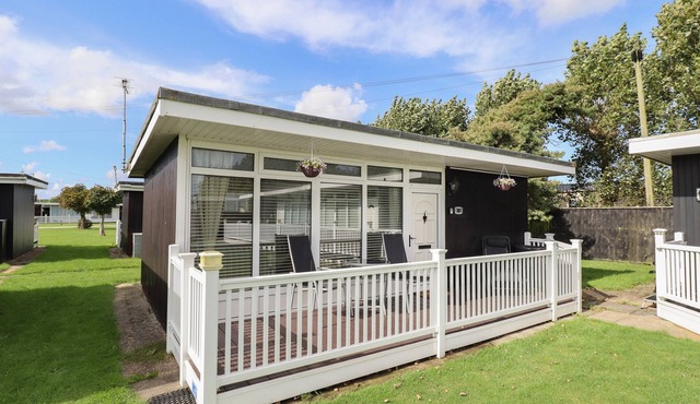 107 THE LAURELS, pet friendly, with a garden in Chapel St Leonards