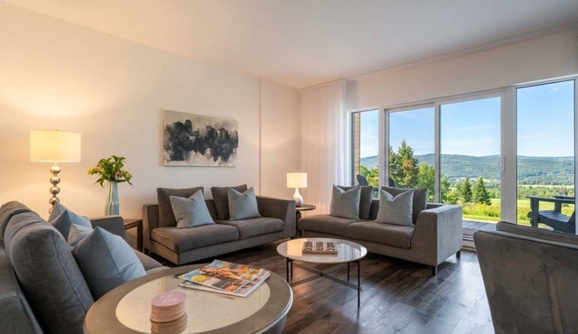 108 | Chic Condo | River View & Comfort with Pool