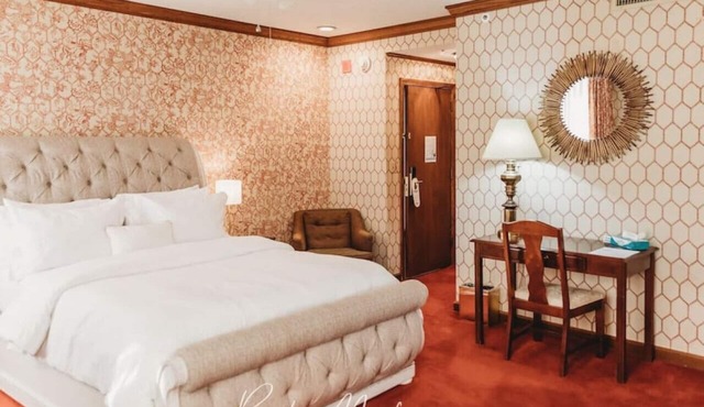 108 · Historic Hotel Room #108 - Hotel Phillips