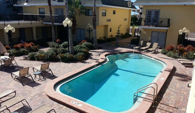 #109 2min walk to the beach, heated pool WiFi, digital cable TV, kingsize bed.