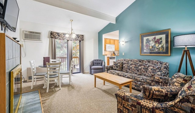 109 Deluxe One bedroom Queen Suite on the 1st floor w/outdoor heated pool