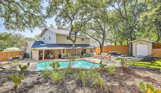 10BD Western Luxe Oasis w/Pool, Huge Backyard, PingPong, Grill, 10 Min to DT