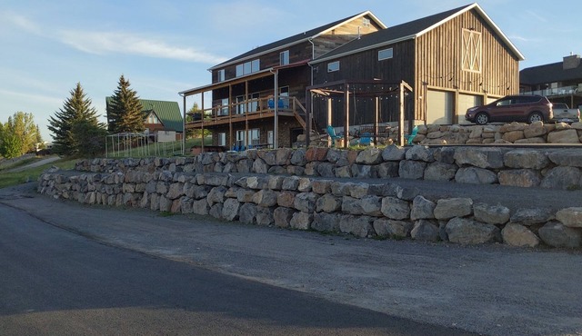 10Bedroom 6 bath Lakeview Retreat with Year-Round Hot Tub & Unique Entertainment