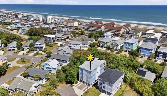 10BR Beach Retreat w/HotTub/BBQ/Parking-Sleeps 30!