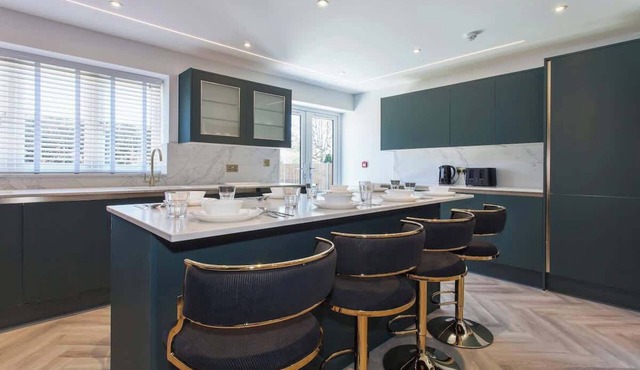 10BR Group Escape For Families, Friends & Teams