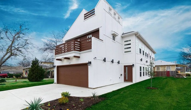 10BR Luxury Haven w/Game Room — 10 Mins to Downtown & Perfect for Events
