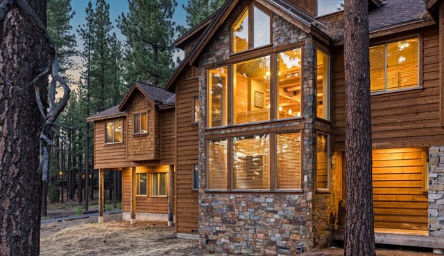 10BR Mansion · Indoor Pool · Theater · Sauna · Walk to Heavenly