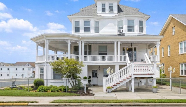10BR Victorian Beach House - Sleeps 30!