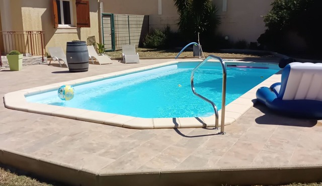 10km from Pont du Gard pretty villa in a quiet area with swimming pool