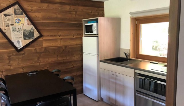 10m from ski slopes, swimming pool, sauna, hammam, parking, tv, ski locker, 35m²