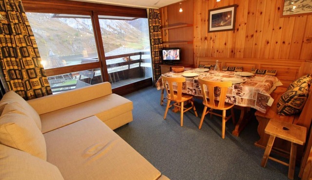 10m from resort center, 3rd floor, view lake, balcony, tv, ski locker, 28m², Tignes