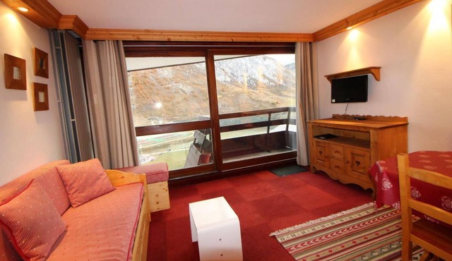 10m from resort center, 8th floor, view lake, balcony, tv, ski locker, 28m², Tignes