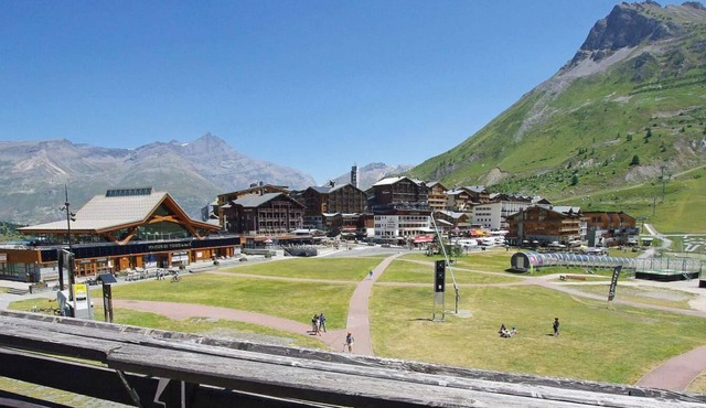 10m from resort center, 8th floor, view lake, balcony, tv, ski locker, 28m², Tignes