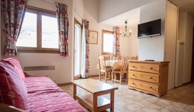 10m from ski slopes, 2nd floor, view mountain, balcony, parking, tv, ski locker, 64m², Val Cenis