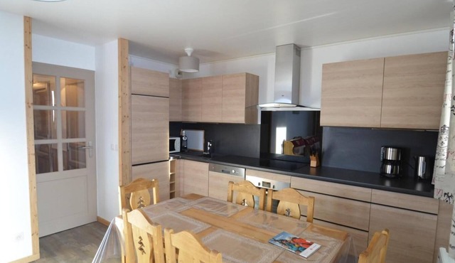 10m from ski slopes, floor -1, balcony, tv, ski locker, 45m², Les Menuires