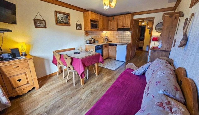 10m from ski slopes, Ground floor, view mountain, balcony, tv, ski locker, 30m², Les Menuires