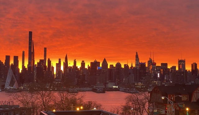 10m to NYC: 25ft Ceiling Penthouse, Skyline Balcony & "Treehouse" Loft