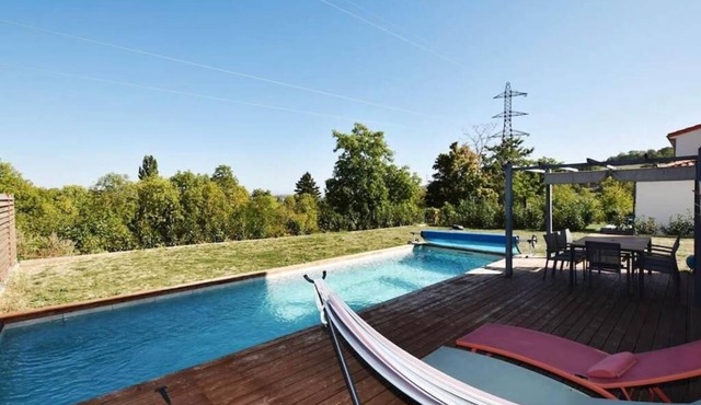 10min downtown & hiking/skiing (45min)/culture