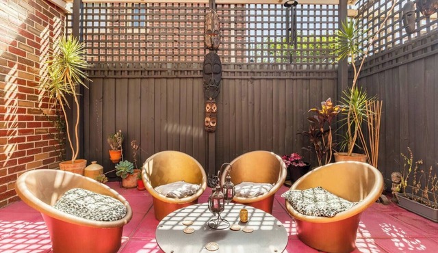 10min drive to the beach, superb private self contained bedroom, bathroom & WIR