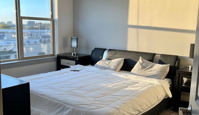 10min from capital one arena & downtown dc ! Such a convenient location to stay.