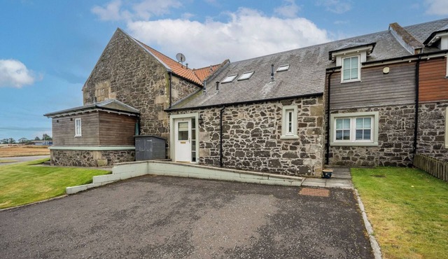 10mins to St Andrews & Dundee. 5mins to Tentsmuir Forest and beach.