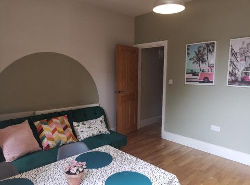 10mins walk to Derby Arena 4 bedrooms 7 beds -Spacious contractors large group -FREE PARKING