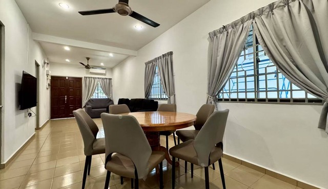 10pax 3-bedroom house with WiFi and AC ALMA@Near AEON大山脚