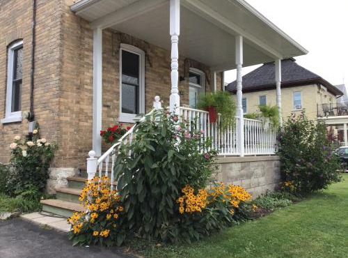 10th Avenue Guest House & Suites