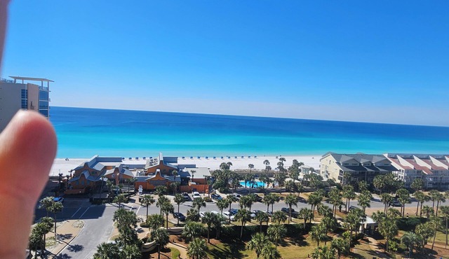 10th Floor Getaway, Stunning Emerald Views @ Sterling Shores, Highly Recommended