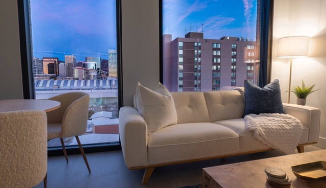 10th flr Beauty! Hot tub/Pking/Pool/Views!/Kg bed!