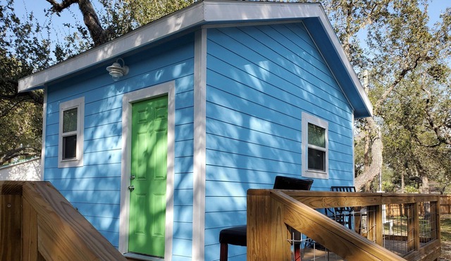 10th Street Retreat! Cute cottage tucked away on a quiet, private half acre.