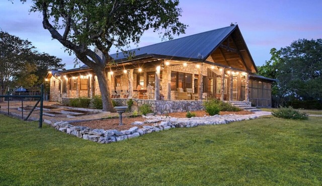 11 acre Ranch House w/incredible views! Sleeps 16