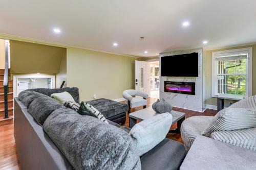 11 Acres and Balcony! Sleek Retreat in Americus