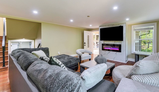 11 Acres & Balcony! Sleek Retreat in Americus