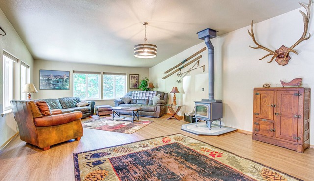 11 Acres of Adventure! Woodsy Mead Stay w/Trails