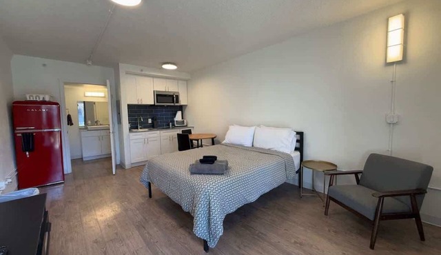 [11] ATX Studio: 1 Queen, Access to Gym & Laundry