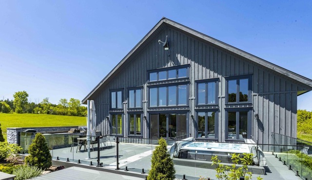 11 bdrm Estate on 170 private acres! Pool! Pond! Hot Tub!