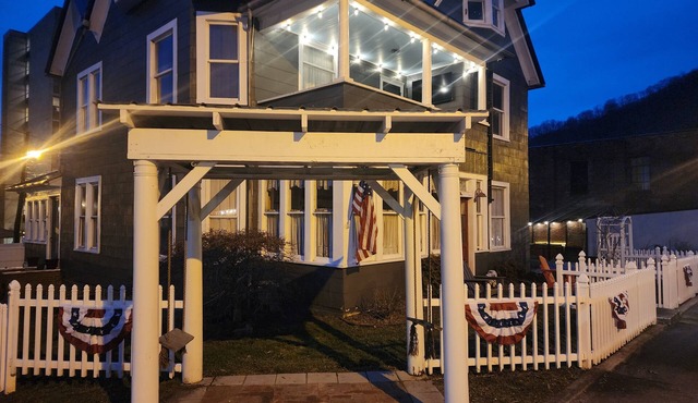 11 bed 7 bath large home and able to ride right from the home to the HMT trails