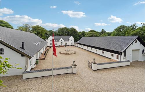 11 Bedroom Cozy Home In Gørding