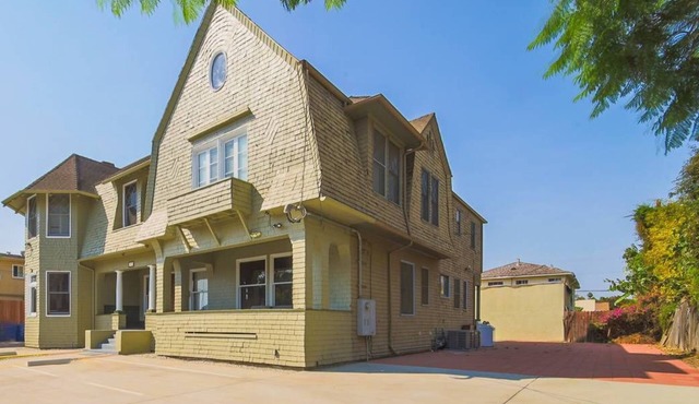 11-bedroom Historic Victorian Mansion lodge in brilliant Los Angeles-USC Village