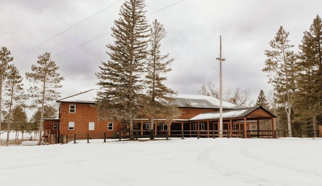 11 Bedroom Lodge, Private Bathrooms, Sleeps 28, Huron National Forest