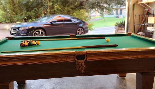 11 Beds, Billiards, Hot Tub, Mins From DT & 6TH