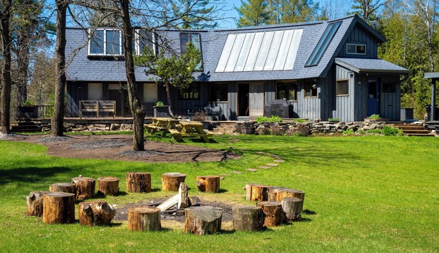 11 Beds Sleeps 20+. Pets OK. 4 Bedrooms, Bonus Room, Bunk House, Pool Table