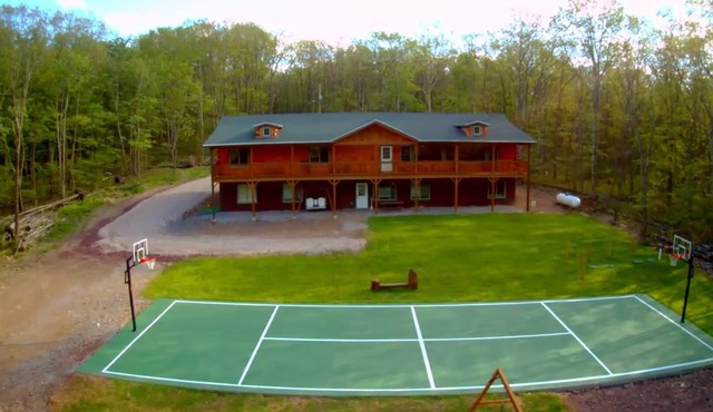 11 BR 8 BA BASKETBALL EV CHARGER HOT TUB FIRE PIT ON 8 ACRES SLPS 30!