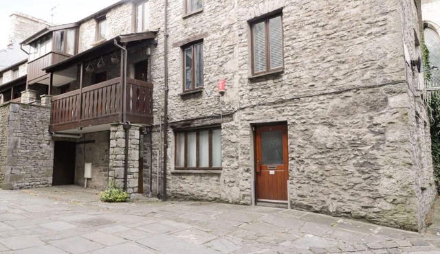 11 CAMDEN BUILDING, family friendly in Kendal