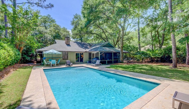 11 Deer Run: Beautiful home in Sea Pines with private pool. Walk to Beach