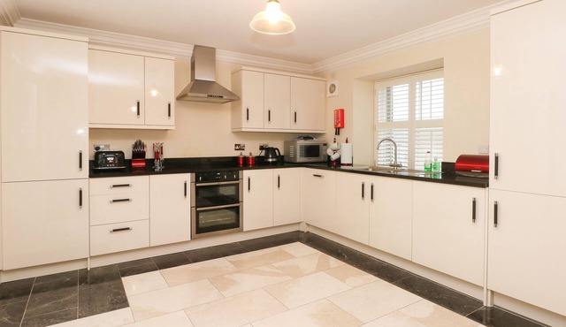 11 EAGLE PARADE, family friendly, luxury holiday cottage in Buxton