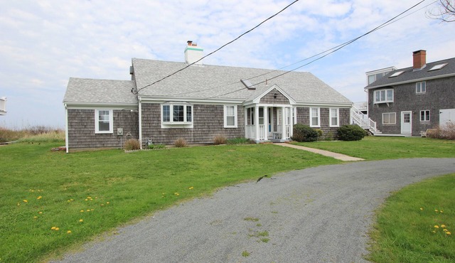 11 Freeman Ave - Waterfront Town Neck beach home, pet-friendly!