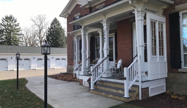 #11 Full kitchen, private w/easy highway access