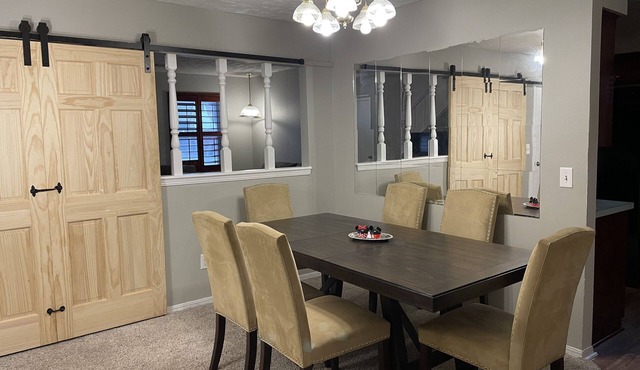 11-Guests/Airport -Minute Away/Pet-Welcome/4-BDR/2-FBA/5-QBED!